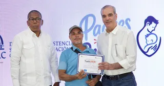 Presidente Abinader encabeza reconocimiento a miles de padres dominicanos en jornada de DASAC