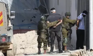 اعتقال 26 فلسطينيًا وتشديد الإجراءات العسكرية في الضفة