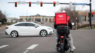DoorDash Sends Drivers to Restaurants Just to Load Food Into Delivery Robots