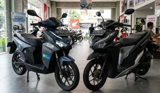 Hitung-hitungan Biaya Pakai Motor Listrik Subsidi vs Motor Bensin Harian: Yakin Lebih Hemat?
