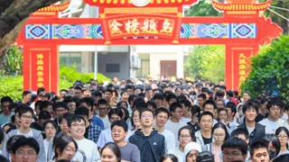 Anxious Chinese students are trusting AI to help pick colleges and majors