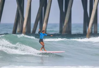 Tica Lia Díaz avanza a los octavos de final del US Open de Longboard en California