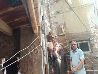 مدير عام مديرية المعلا يتفقد موقع انهيار ممر إحدى العمائر في حي الكبسة ويوجه بسرعة إعداد المعالجات