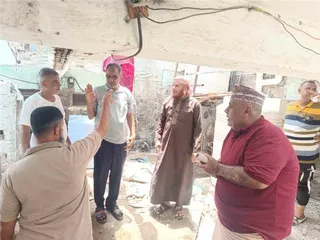 مدير عام مديرية المعلا يتفقد موقع انهيار ممر بإحدى عمائر حي الكبسة ويوجه بسرعة إعداد المعالجات الفنية