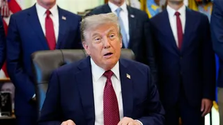 Monito di Trump all'Iran con foto ritoccate con l'IA, 'Attaccate l'isola di Kharg'