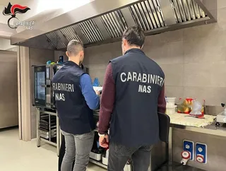 Cibo scaduto e locali sporchi: chiuso ristorante a Bari