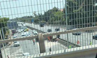 Grave incidente sulla tangenziale di Bari: camion carico di pietre si ribalta sulla SS16, traffico in tilt