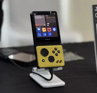 Mecha Comet is an open-source hardware, modular Linux handheld computer