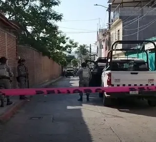 Hallan los cuerpos de tres hombres desmembrados frente al zócalo de Acatlipa