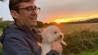 Noul premier britanic nu își va muta câinele la Downing Street. Care este motivul pentru care Axel va rămâne în nordul Angliei