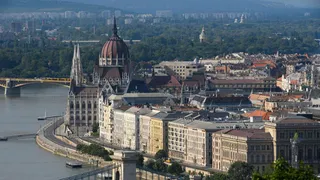 Donau in Budapest kurz vor Rekordtiefstand: Schiffe liegen fest, Kreuzfahrten fallen aus